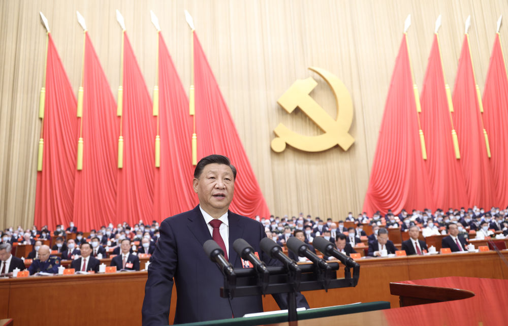 2022年10月16日，中国共产党第二十次全国代表大会在北京人民大会堂开幕。习大大代表第十九届中央委员会向大会作报告。新华社记者 鞠鹏 摄