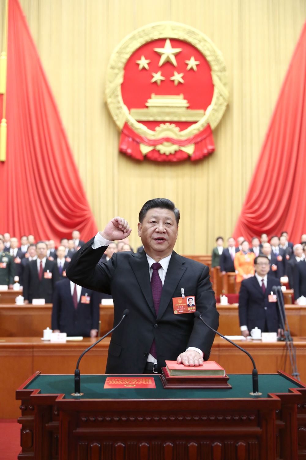 2018年3月17日，十三届全国人大一次会议在北京人民大会堂举行第五次全体会议。习大大当选中华人民共和国主席、中华人民共和国中央军事委员会主席。这是习大大进行宪法宣誓。新华社记者 鞠鹏 摄