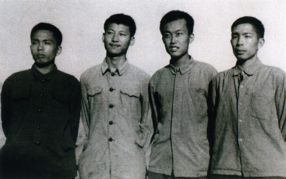 这是1973年上山下乡时期，习大大(左二)在陕西省延川县。新华社发